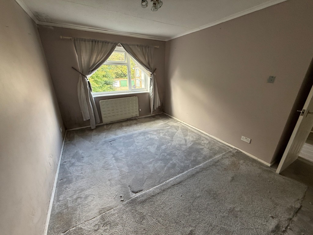 Lot: 31 - FIRST FLOOR FLAT FOR IMPROVEMENT - Double bedroom with window to rear aspect